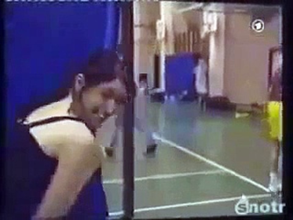 Elle baisse les shorts de tous les mecs dans une salle de sport !