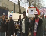 Près de 250 sans-papiers manifestent à Bruxelles en hommage aux demandeurs d'asile décédés