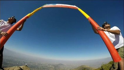 Le vol spectaculaire d'un pilote de wingsuit au dessus d'un volcan chilien