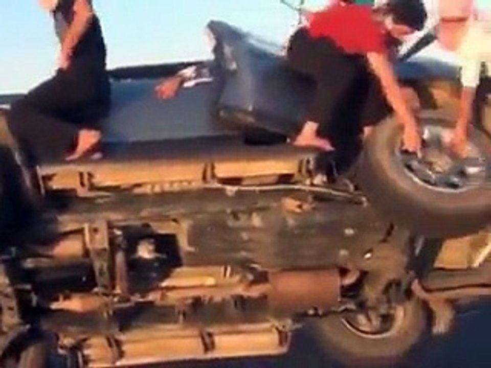 Owesome !!! Changing Wheels in Running Vehicle