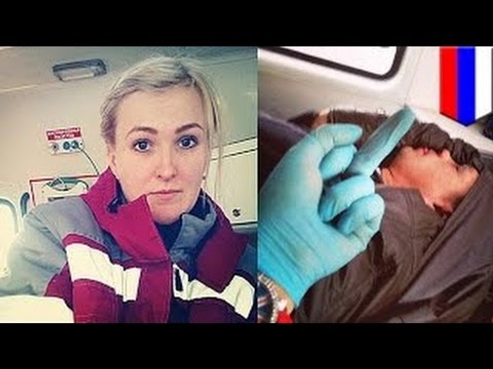 В России фельдшер скорой помощи делала селфи с...