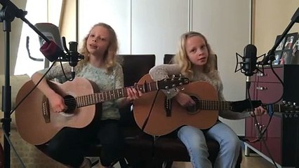 Deux jumelles commencent à chanter un titre connu, leur version vous fera rêver!