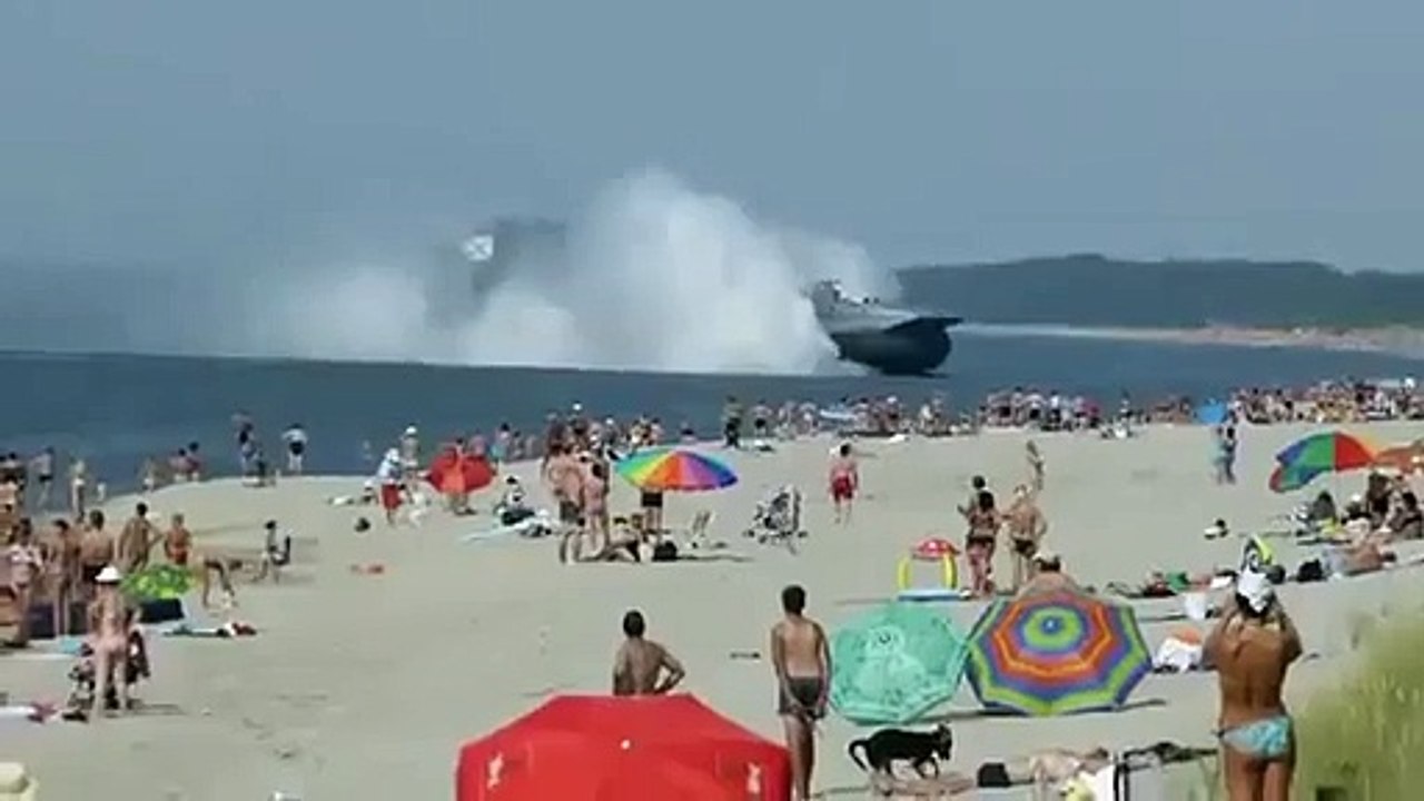 Un aeroglisseur accoste le long d'une plage