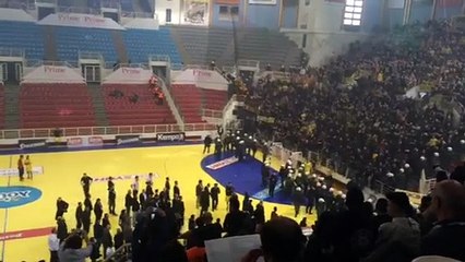 Скачать видео: Emeutes Grèce AEK Athènes - PAOK Salonique Handball