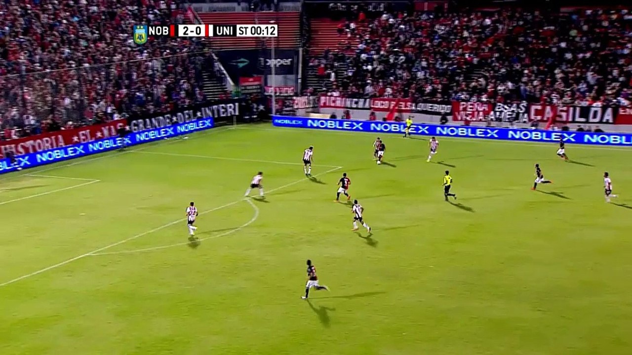 Argentinien: Tor fast frei, Ball weit vorbei