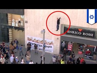 Comment fait-il?! Le magicien de rue israélien Hezi Dean lévite très haut dans les airs