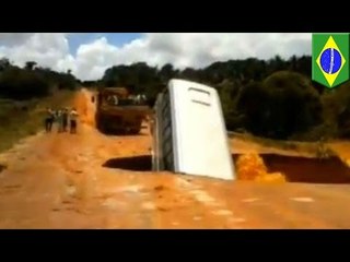 Brésil : Ils s'échappent de ce bus juste avant qu'il ne soit engouffré dans un immense trou