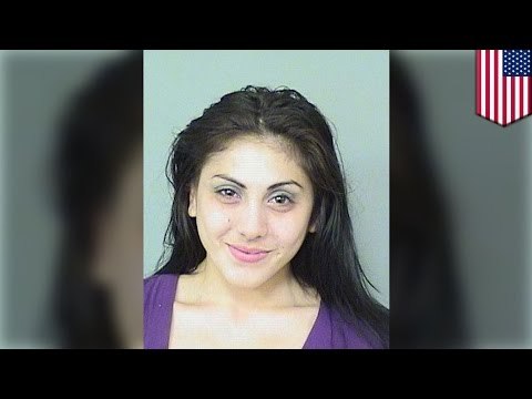 Kobieta kopie policjanta w jajka po czym oferuje mu seks oralny