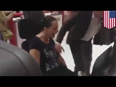 Kobieta łamie nogę podczas testowania przyrządu do treningu mięśni nóg