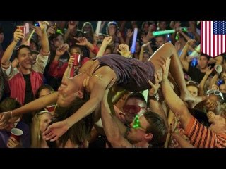 Jugendlicher Party-Gastgeber bittet Polizei um Hilfe