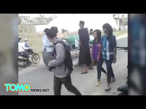 FUNÉRAILLES : Ces porteurs de cercueil font tomber le corps sans s'en rendre compte!