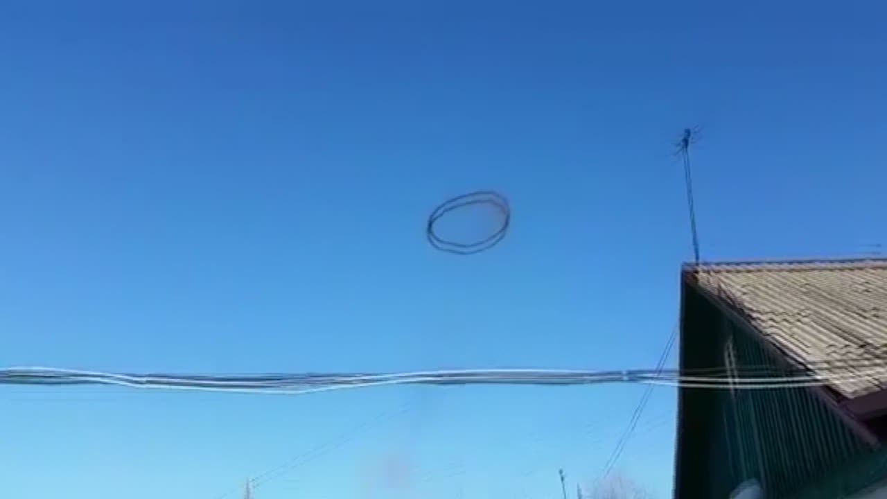 Kazakhstan : un mystérieux anneau noir flottant dans le ciel