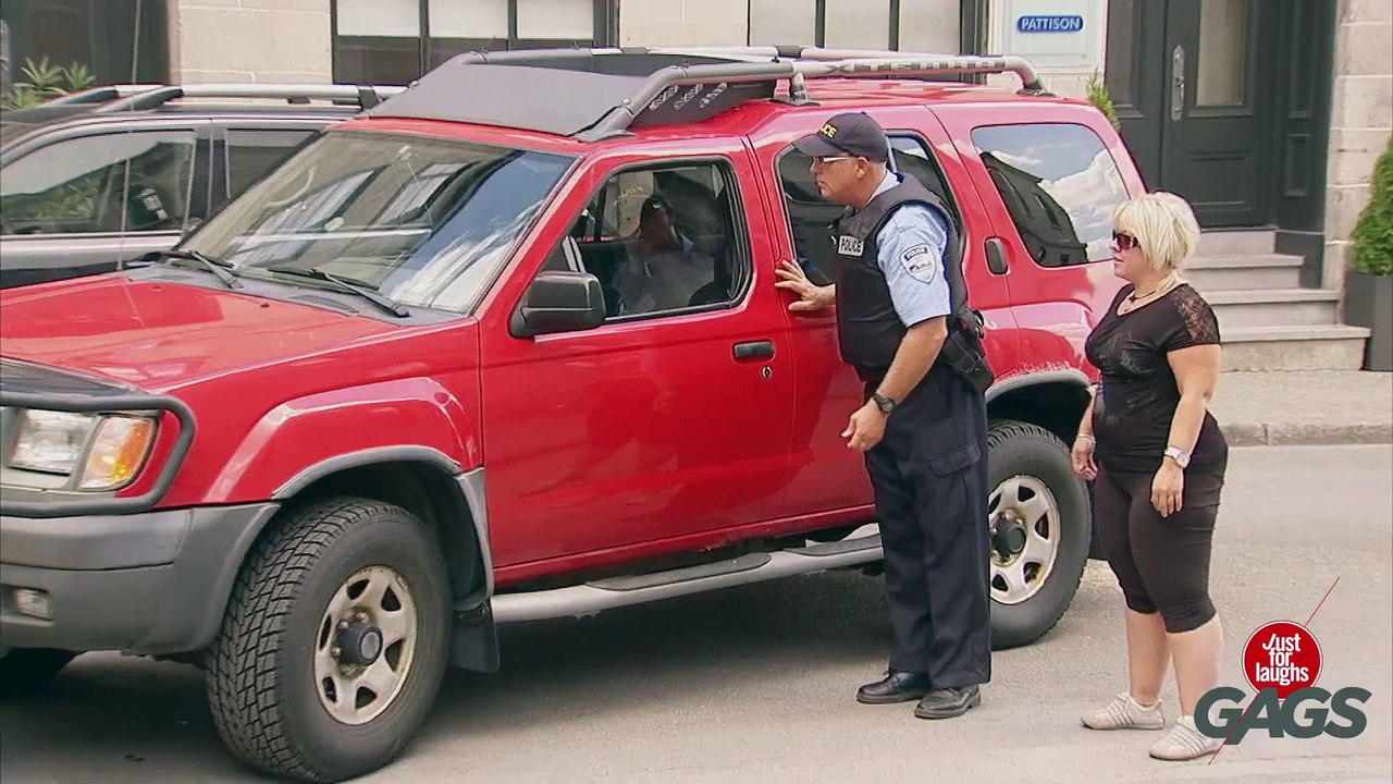 Crazy Cop Smashes Car Window