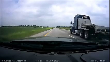 Regardez ce qui va arriver à cet homme qui Roule sur l'Autoroute ...