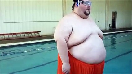 Şişman Adamın Kendini Havuza Bırakması