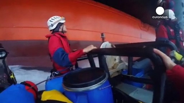 Acitivistas de Greenpeace acampan en una plataforma petrólifera para protestar contra las prospecciones en el Océano Ártico