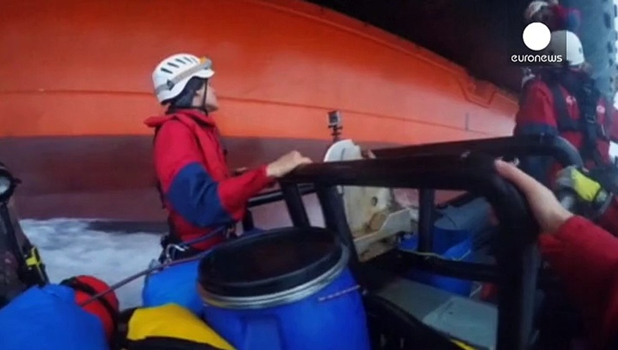 Greenpeace activists board oil rig in protest against Arctic drilling