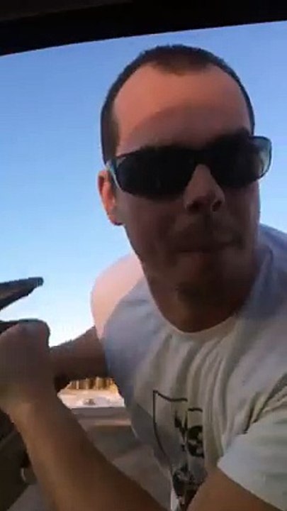 Un taré menace une femme et son enfant avec une tronçonneuse : Road Rage flippant au Québec!