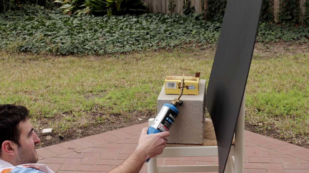 Mini Lance-roquette artisanal avec une allumette, filmé en Slow Motion