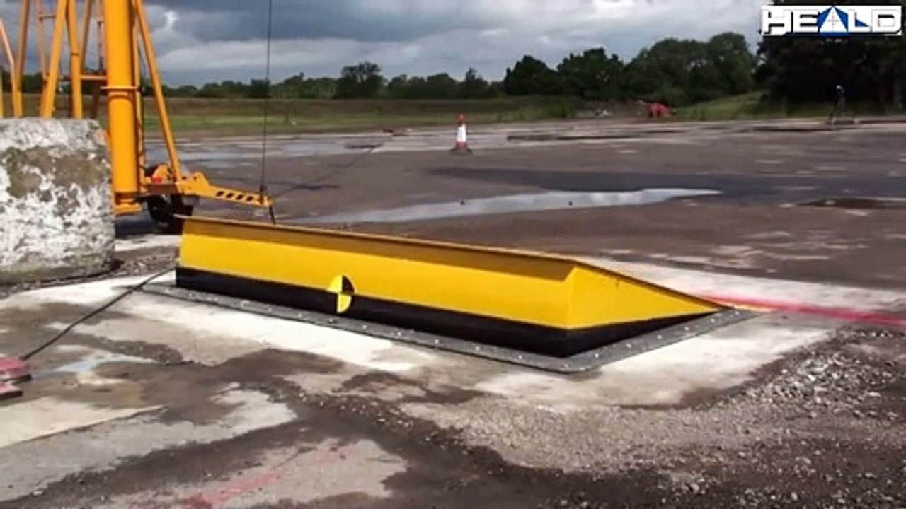 Crash test violent, simulation d'attaque d'un camion sur une base militaire