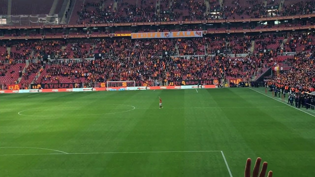 Wesley Sneijder s'amuse avec le public de Galatasaray