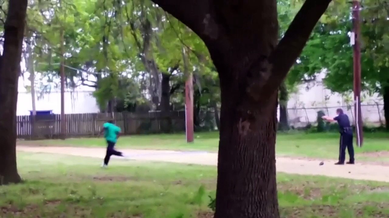 Un policier inculpé après avoir abattu un homme noir de huit balles dans le dos