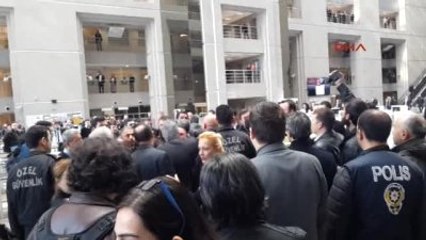 Adliyede "Aranmam" Diyen Avukatlara Vatandaştan Küfürlü Tepki