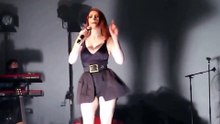 Elodie Frégé pose (encore) seins nus