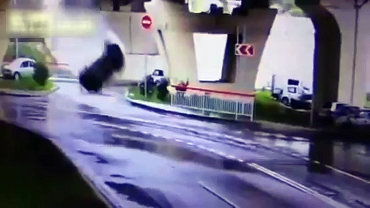 Il survit à un accident de voiture terriblement violent !