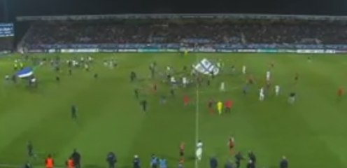 Envahissement du terrain avant la fin du match, les supporters retournent en tribune