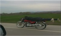 Dakikalarca motosikleti böyle kullandı