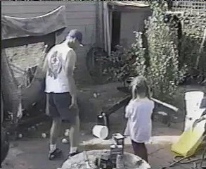 Elle met un coup de batte de baseball dans les noix du gars