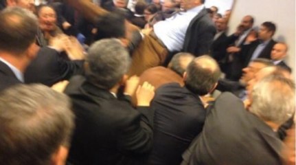 AK Parti İzmir'de Seçimi 'Uçan Tekmeci' Vekile Emanet Etti