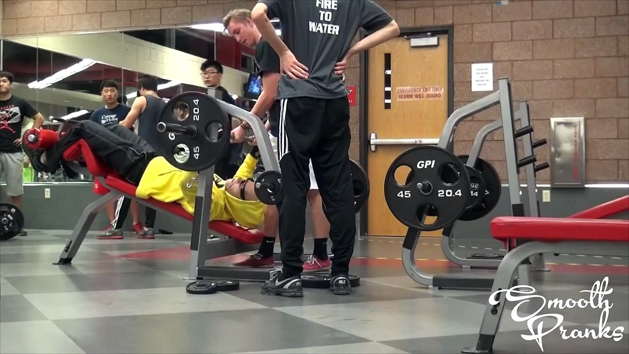EPIC AWKWARD OLD MAN GYM PRANK!