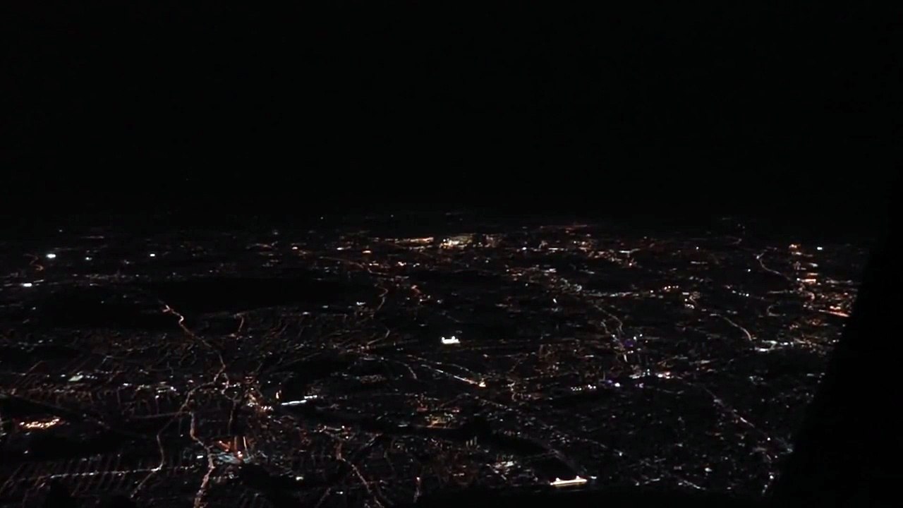 COCKPIT VIEW - 737 Night Landing in London