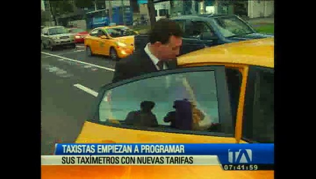 Taxistas empiezan a programar sus taxímetros con nuevas tarifas