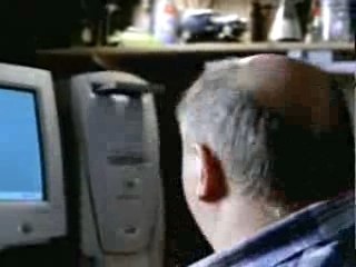 Manel pagando contas pela internet