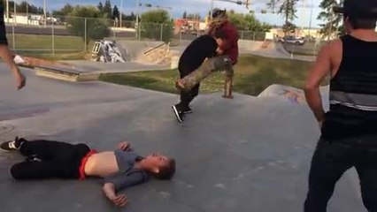 Un skateur démonte deux mecs
