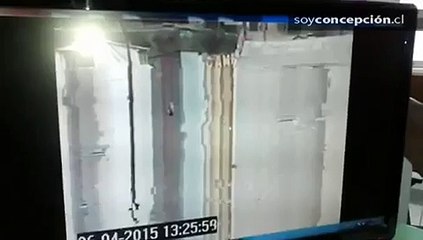 YouTube: cámara captó momento en el que un camión cayó sobre una casa