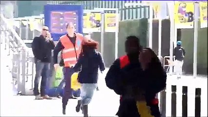 Barcelona: Piqué desata la locura de dos fanáticas azulgranas (VIDEO)
