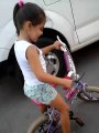 Mira cómo a esta niña se le desarma su bicicleta mientras la maneja