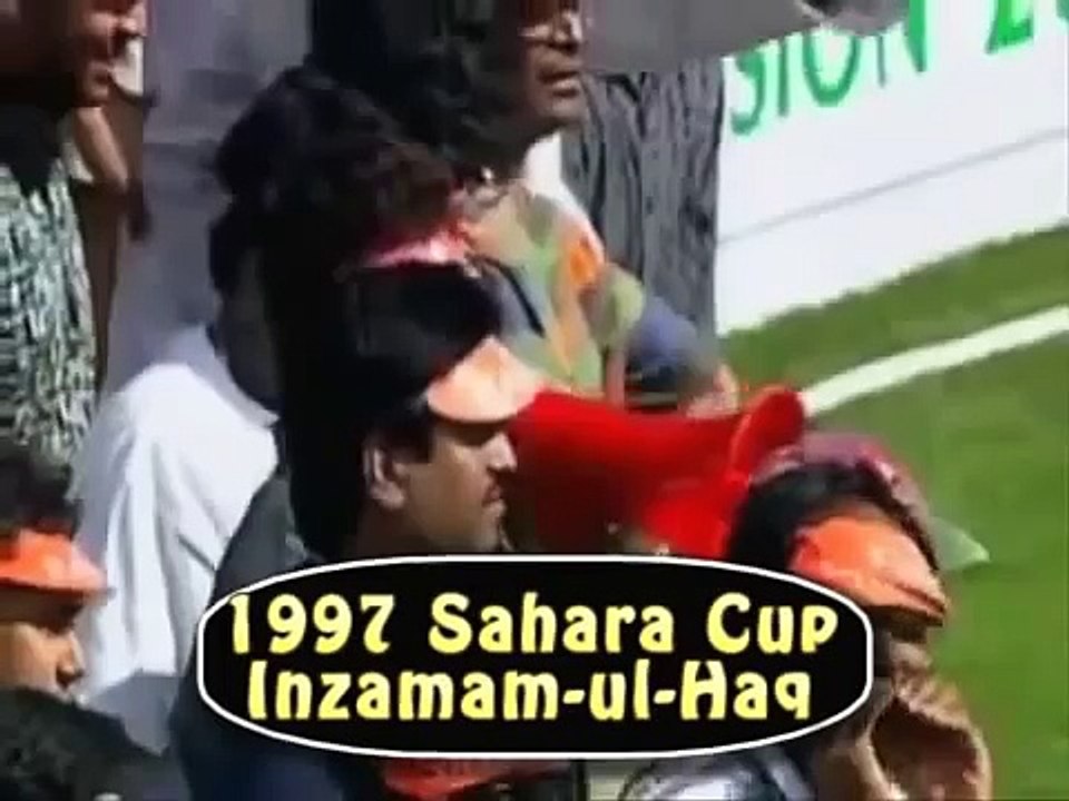 Inzamam-ul-Haq fighting with crowd