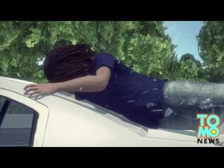 Mann hängt an Rückscheibe von fahrendem Auto und dringt ein