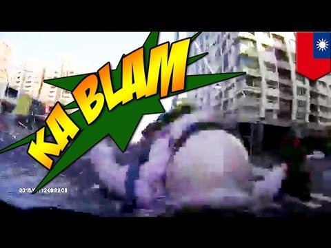 Abuelo taiwanés atropella a un peatón, un motociclista y a otro auto en menos de un minuto