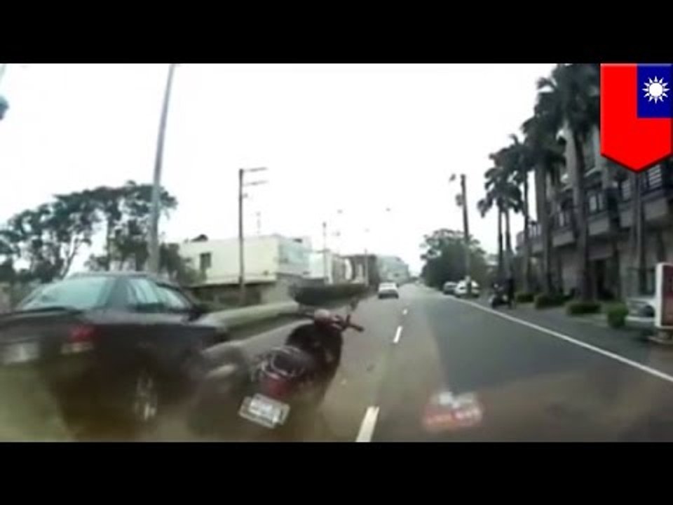 Hombre genera horrible accidente por no mirar antes de abrir la puerta de su auto