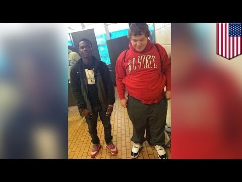 Подросток подарил однокласснику в драных башмаках кроссовки Air Jordan