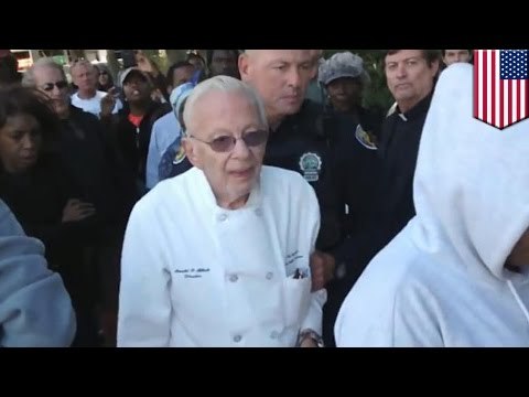 90-летнего старика арестовали за то, что он накормил бездомного