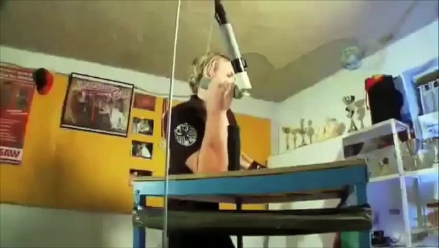 Découvrez Mathias Schlitte, le vrai Popeye champion de bras de fer