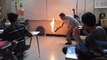 Un prof de chimie met le feu à sa salle de classe