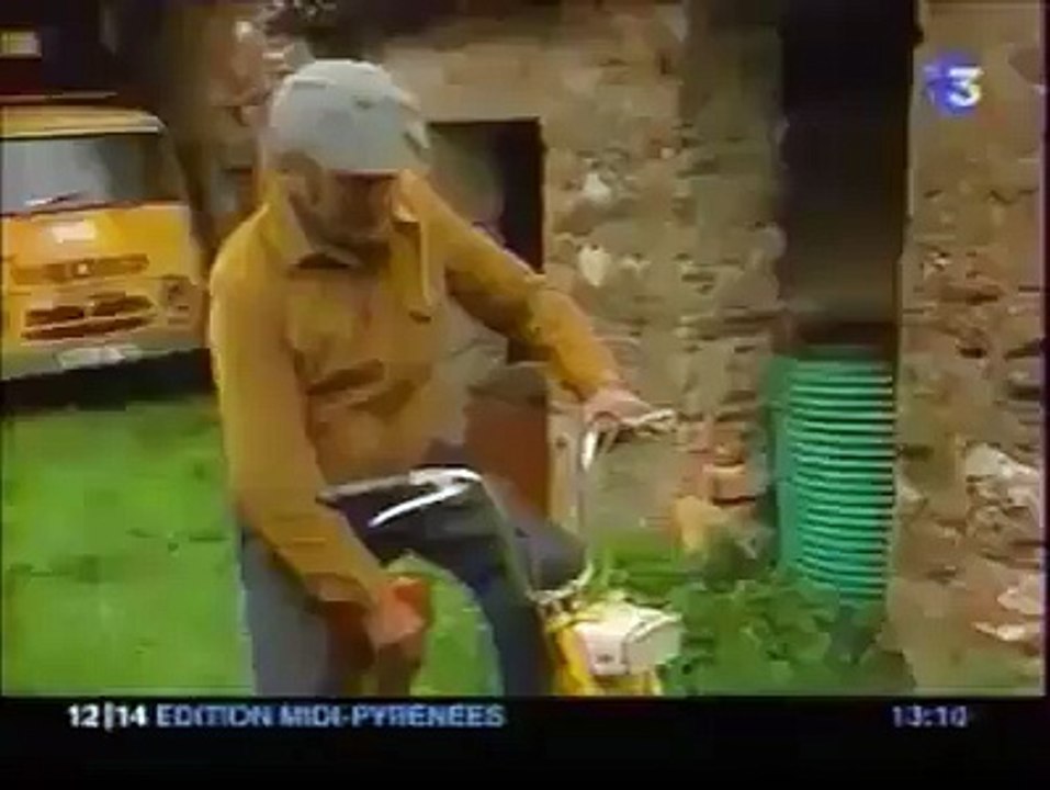 Ce Papy IVRE essaie de Monter sur sa Mobylette